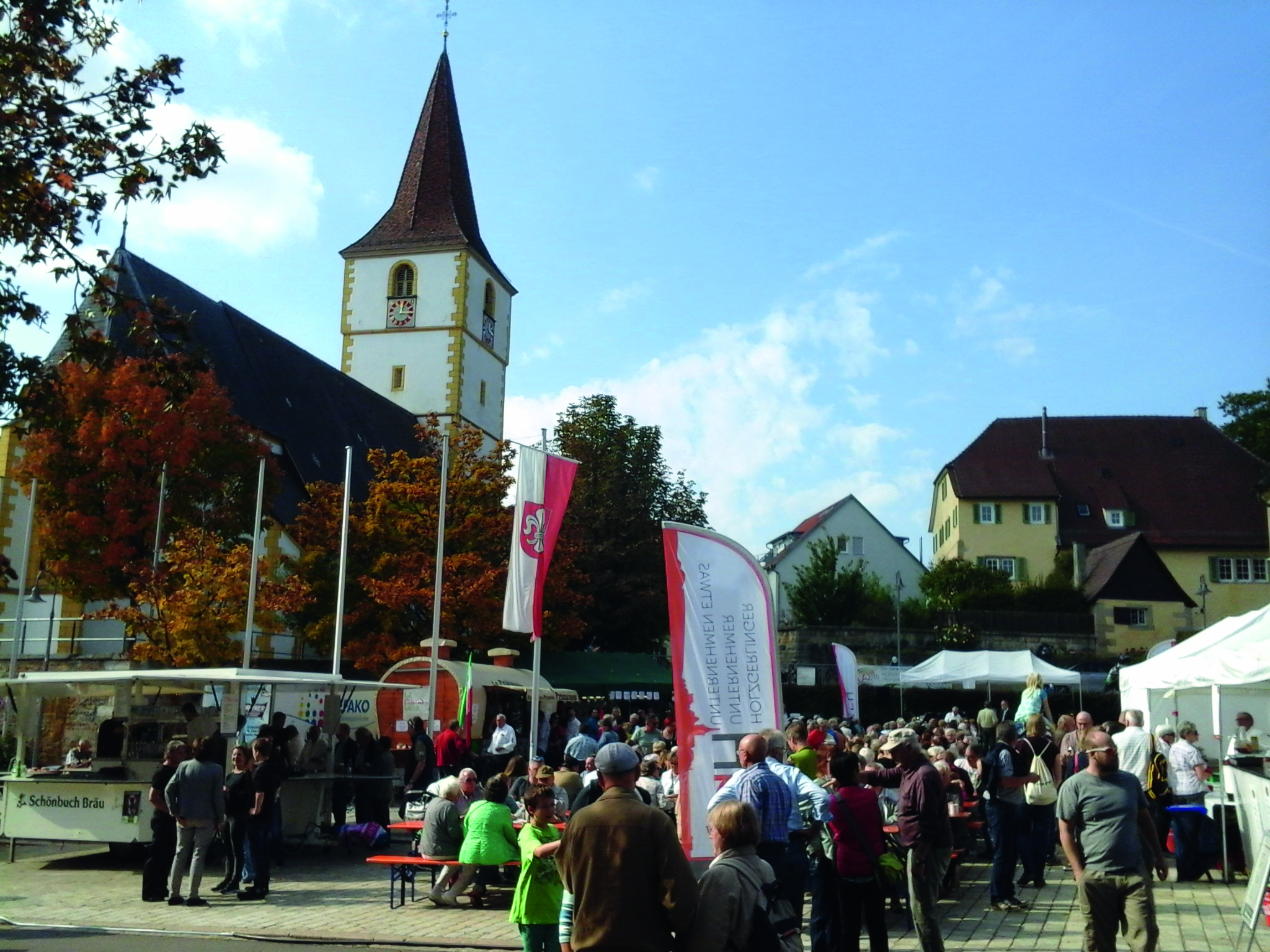 Auf dem Holzgerlinger Rathausplatz kann man sich auf einen Schwatz zusammensetzen. Bild: Nüßle