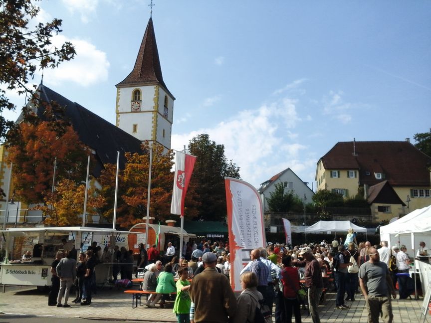 Auf dem Holzgerlinger Rathausplatz kann man sich auf einen Schwatz zusammensetzen. Bild: Nüßle