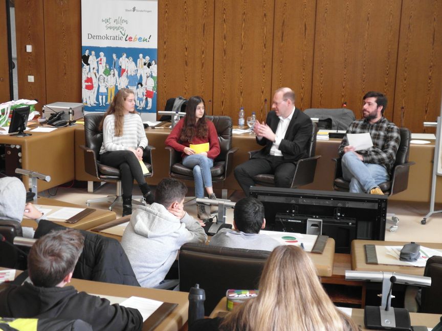 Die Schülerinnen Marina Horvat und Adule Acar, Oberbürgermeister Dr. Bernd Vöhringer und Eric Simon, freier Mitarbeiter der Landeszentrale für politische Bildung, im Gespräch während des Aktionstags "Schule trifft Rathaus", bei dem sich 32 Schülerinnen und Schüler des Pfarrwiesen-Gymnasiums mit den kommunalpolitischen Entscheidungsprozessen im Sindelfinger Rathaus beschäftigt haben.
