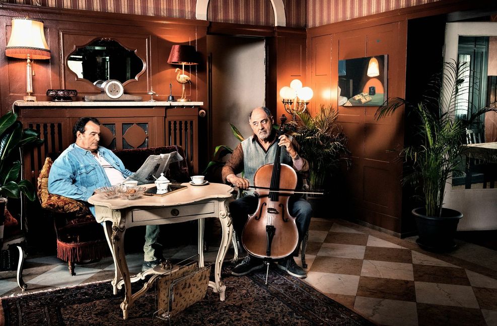 Eingespielt In „Der letzte Wille“ ist das Altersheim eher eine Art Senioren-WG. Der Hausmeister Görge (Joachim Raaf, li.) kennt die Marotten der Bewohner, darunter der ehemalige Cellist Theo (Jürgen Haug).
