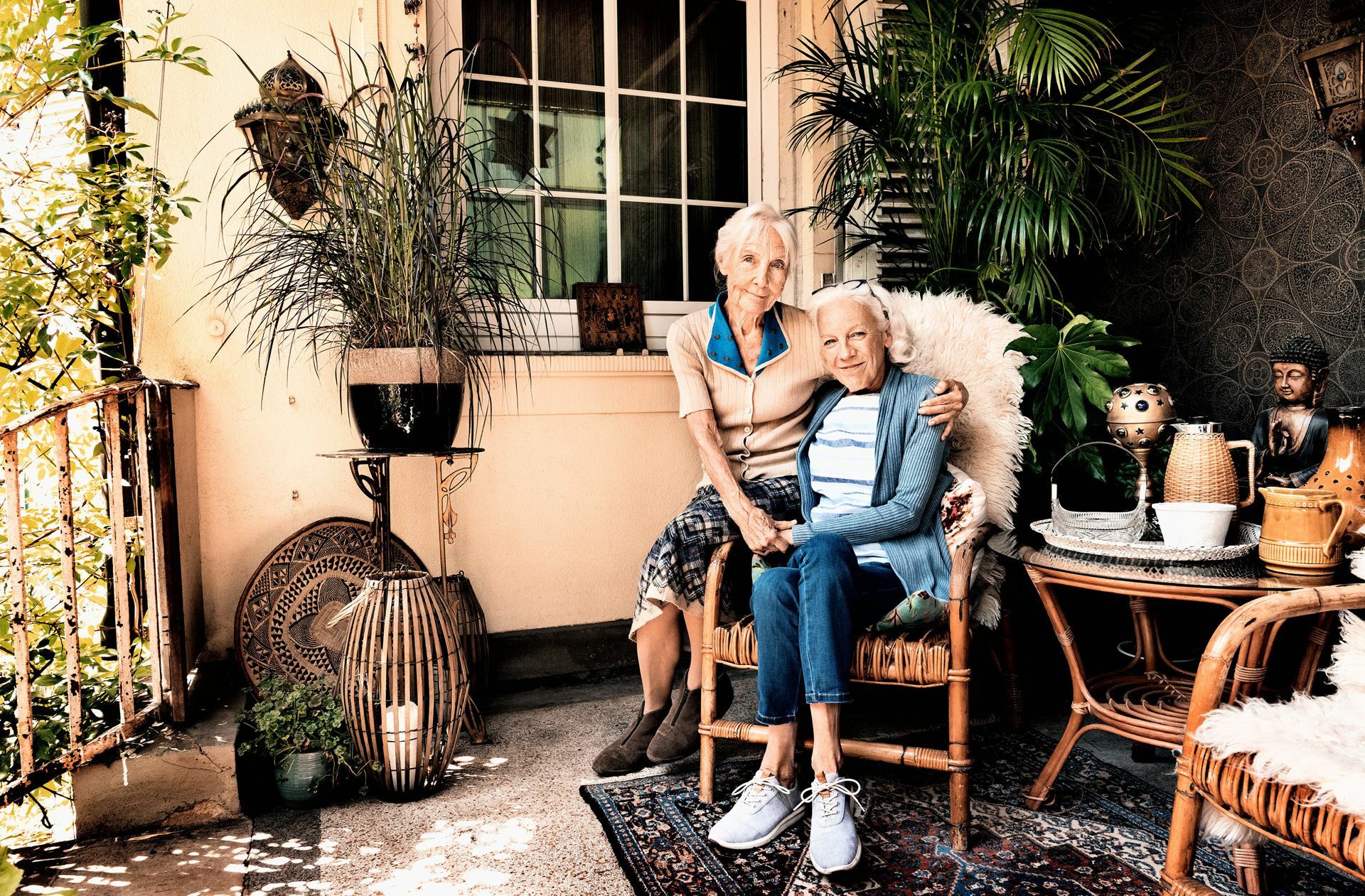 Tricksereien Die Leiterin und Besitzerin der Villa September, von Ulrike Barthruff, (rechts) gespielt, hat einen eher unkonventionellen Umgang mit Geld. Deshalb  lässt sie ihre mittellose Freundin Käthe (Sabine Hahn, links) umsonst im Heim wohnen.
