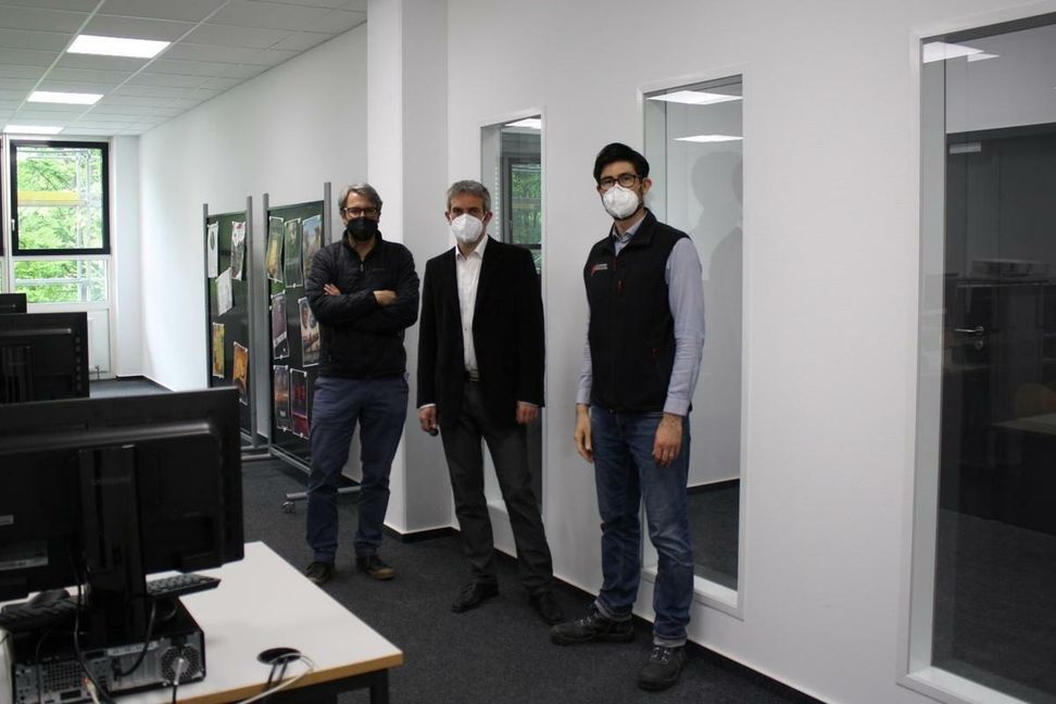 Auf unserem Bild zu sehen (von links): Architekt Stefan Trumpp, Tobias Kling, Stellvertretender Direktor der GDS2 und Dr. Rogério Rodrigues Sallaberry, Bauleiter vom Landratsamt Böblingen.    Bild: z