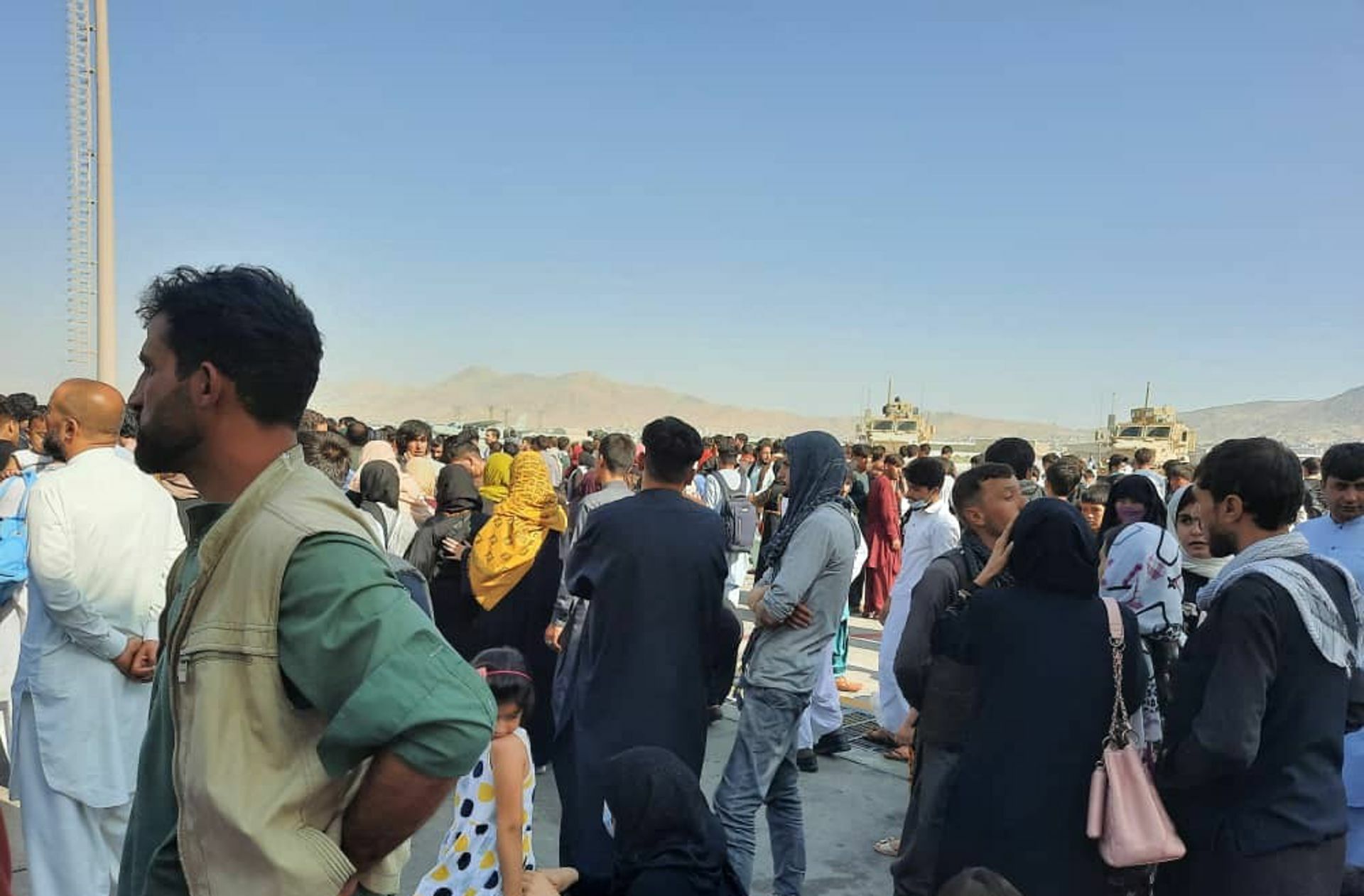 Warten am Flughafen von Kabul – viele Afghanen, die den westlichen Koalitionstruppen geholfen haben, hoffen auf eine schnelle Ausreise
 Foto: AFP