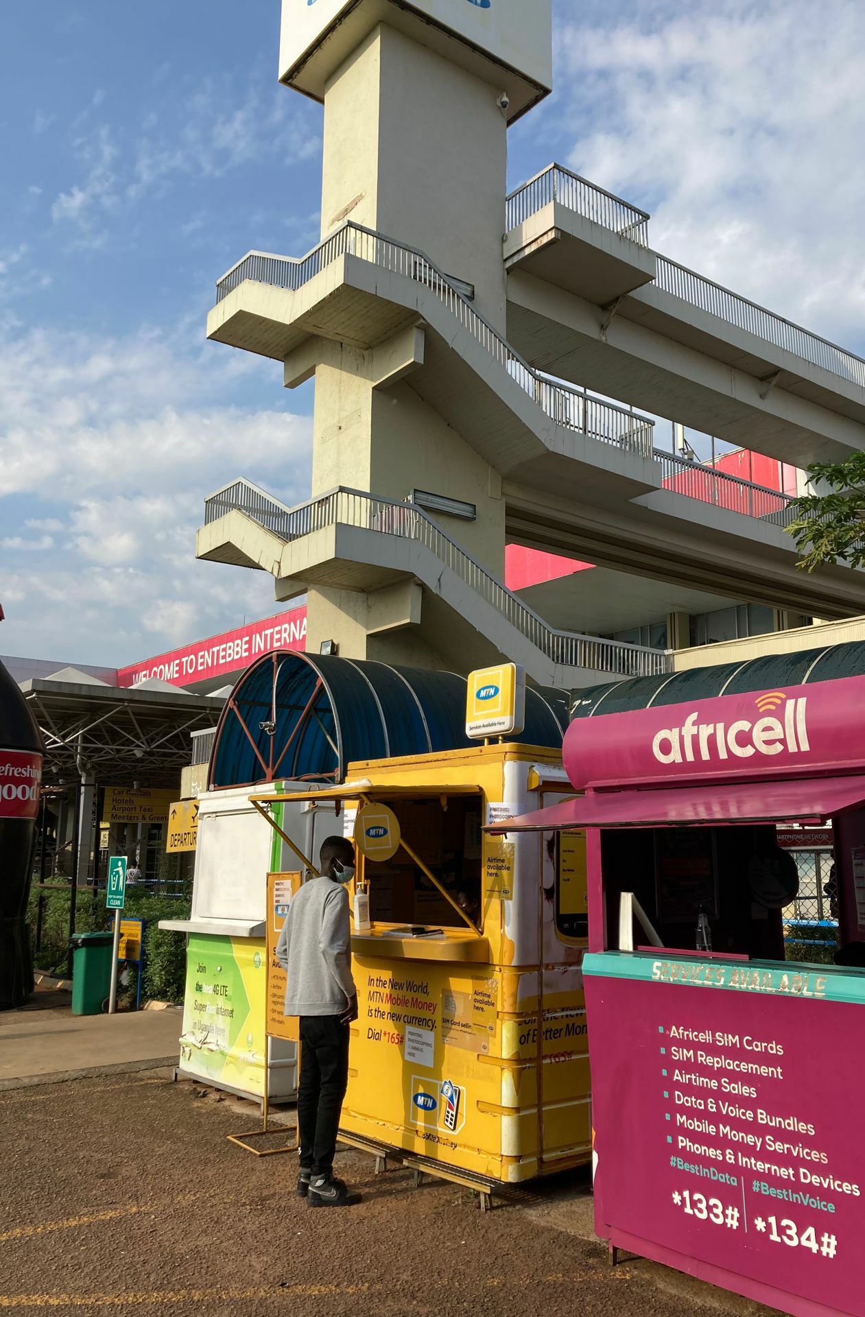 Tipp: direkt nach der Ankunft am Flughafen in Entebbe eine ungandische SIM-Karte kaufen. Das ist viel billiger als Datenroaming. Für acht US-Dollar bekommt man sieben MB, die man eine Woche lang nutzen kann. Die Netzabdeckung ist gut –  selbst im Dschungel gibt es LTE.
 Foto: Susanne Hamann