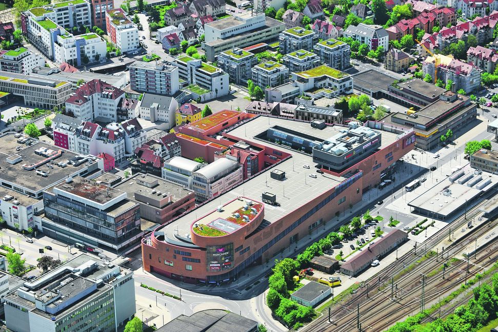 Nach knapp zweijähriger Bauzeit wurden die Mercaden am 2. Oktober 2014 eröffnet. Wo zuvor der Zentrale Omnibusbahnhof (ZOB) stand, kann jetzt auf rund 24 000 Quadratmetern geshoppt werden, den Besuchern stehen mehr als 800 überdachte Parkplätze zur Verfügung. Bild: Stampe