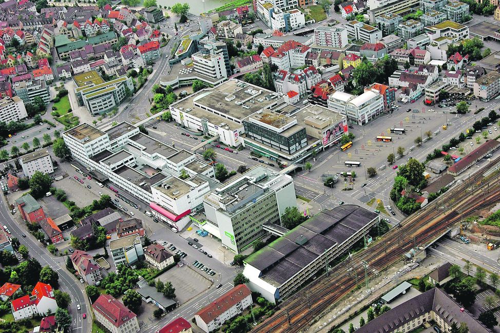 Dies ist ein Bild aus dem Jahr 2006. Hier liefen die Stadtverkehr-Busse ein und aus, aber auch für Fernbusse und Taxen war das Areal eine Drehscheibe zu zahlreichen Zielen. Bild: Stampe/Archiv