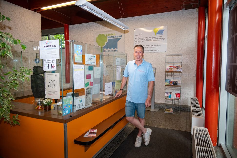 Klaus Sporer, zweiter Vorsitzender des Fördervereins Gartenhallenbad, im Kassenbereich, der neu gestaltet werden soll.