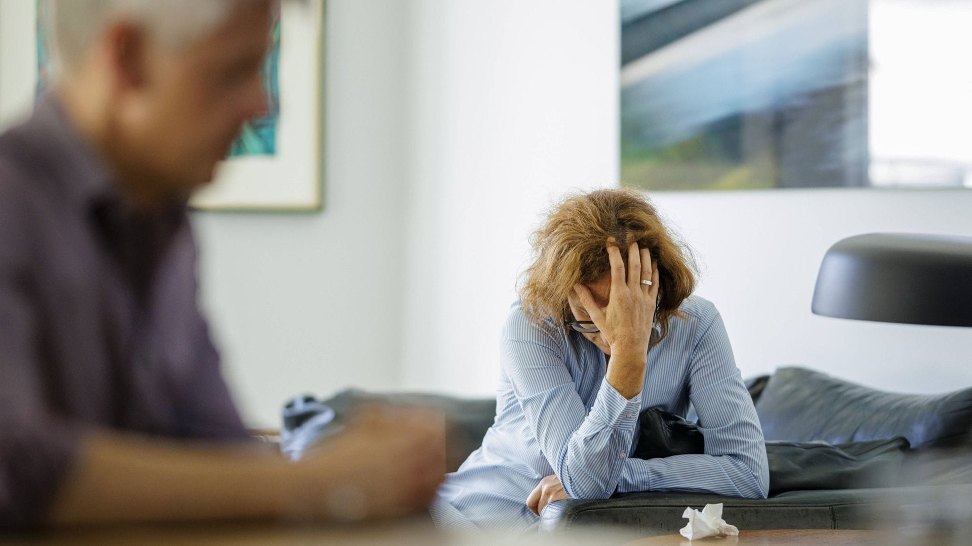 Trennungen nehmen beide Geschlechter gleichermaßen mit – Männer tun sich aber oft schwerer, Hilfe anzunehmen.