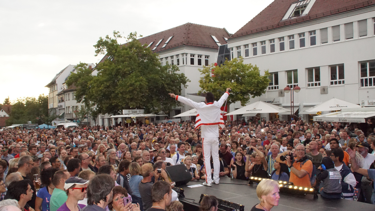 "Sindelfingen rockt" soll nach drei Jahren auf den Marktplatz zurückkehren. 2018 begeisterte dort zuletzt auch eine Tribute-Band von Queen. Bild: Dettenmeyer