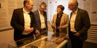 Auf unserem Foto (von links): OB Dr. Bernd Vöhringer, Kulturamtsleiter Markus Nau, Stadtmuseum-Leiterin Illja Widmann und Stadtarchivar Horst Zecha.