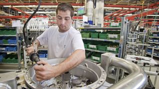 Getriebefertigung bei ZF – manche Regionen wie der Bodenseekreis sind abhängig von der Automobilproduktion und müssen sich stark wandeln.