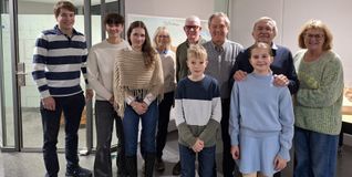 Die Mitglieder der StiftsGrün-AG des Stiftsgymnasiums: Philip Zoller, Daria Dragan, Jonas Ringler, Isabel Bernklau zusammen mit Vertretern der Bürgerstiftung von links: Felix Koch, Sabine Mundle, Ulrich Prosch, Jörg Prigl, Ulrich Weber, Doris Leddin. Bild: z