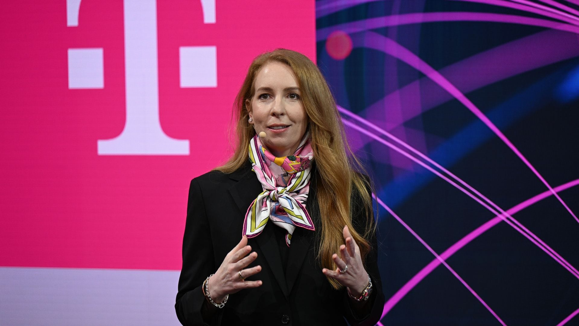 Starlink-Vertriebsmanagerin Stephanie Bednarek auf der Bühne des Telekom-Messestandes beim MWC.