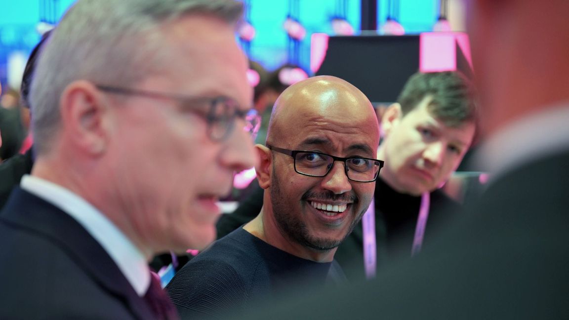 Telekom-Technologievorstand Abdu Mudesir (Mitte) bei einem Messerundgang mit Bundesdigitalminister Karsten Wildberger (links).