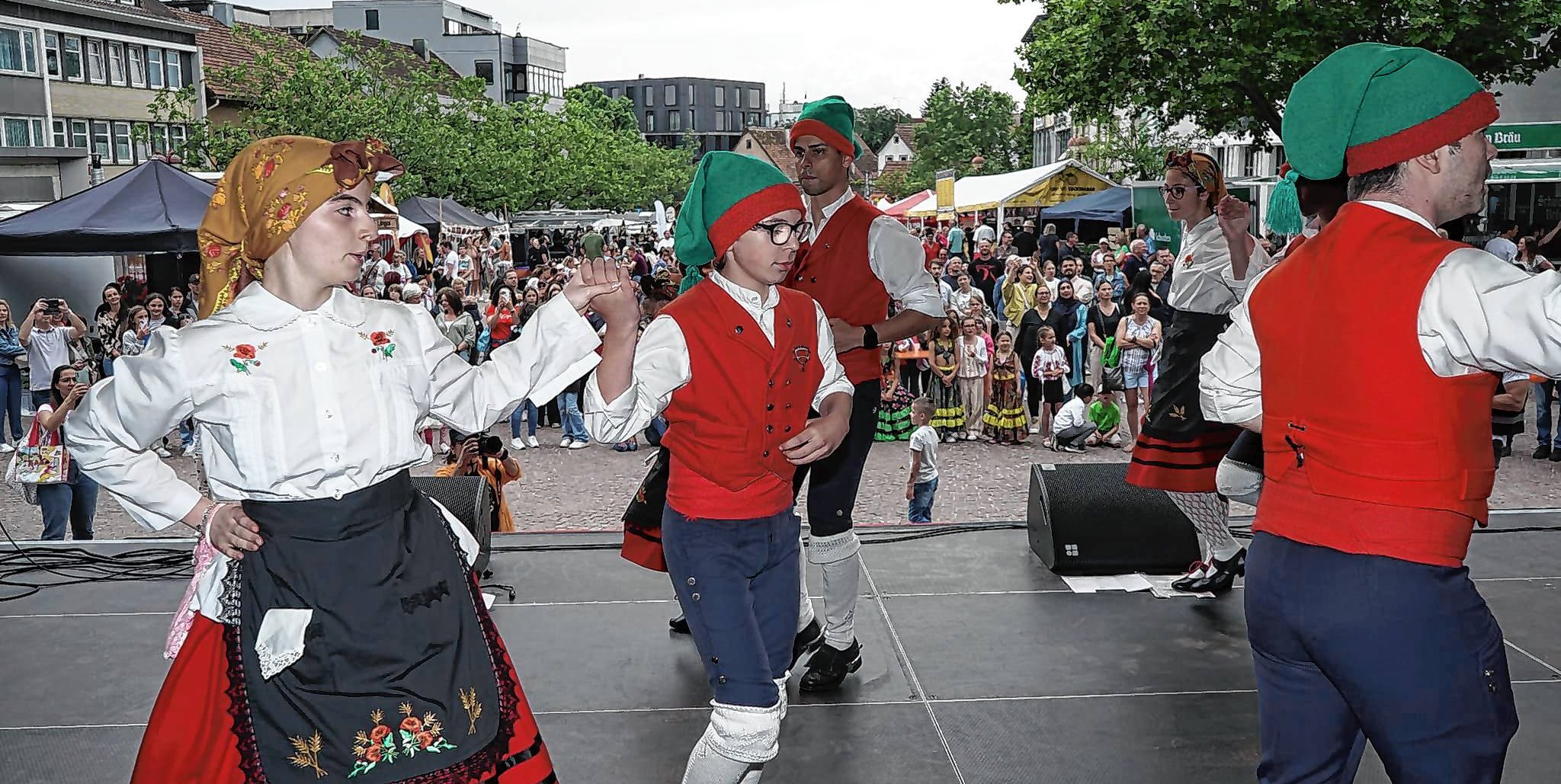 Mit der Tanzgruppe Juvenis de Portugal des portugiesischen Elternvereins startete das offizielle Kulturprogramm des 46. Internationalen Straßenfests.

bil