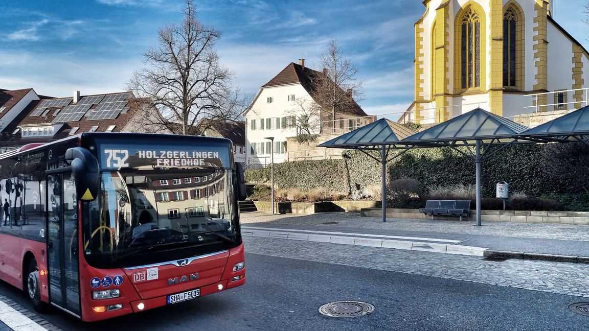 Die Linie 752 hält unter anderem beim Rathaus und beim Friedhof. Bild: z