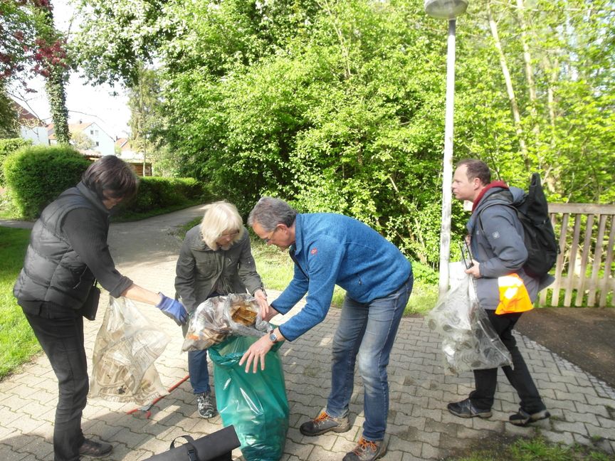 Alles muss in den Sack. Hanna Bacherle (von links), Sabine Mundle, Christian Michel und Heiko Focken lassen nichts liegen. Bild: Staber.