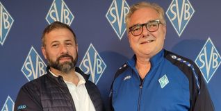 Ioannis Tsapakidis (links) mit Detlef Büttner, Abteilungsleiter der Böblinger Landesliga-Fußballer.