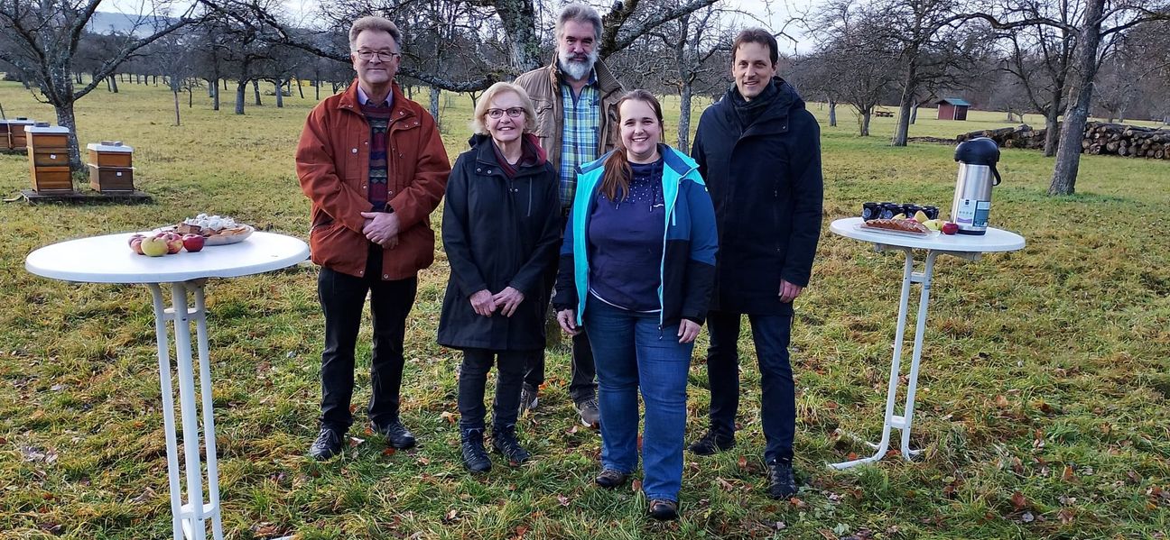 :Manfred Nuber (Fachberater für Obst und Gartenbau), Magdalene Binder, Hartmut Lonzer (2. Vorsitzender . Kreisverband Obst-, Garten und Weinbauvereine e.V.), Sabine Föll (Fachberatungsstelle Obst- und Gartenbau) und Martin Wuttke (stellvertretender Landrat und Dezernent für Bauen und Umwelt/von links). Bild: z