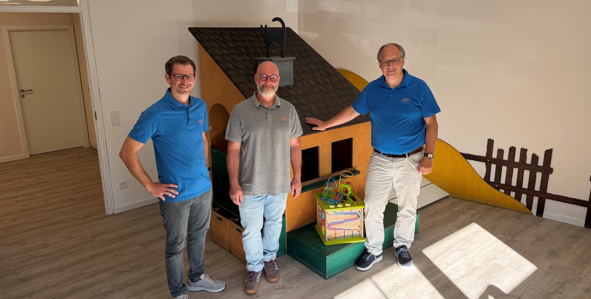 Dr. Florian Lepiorz (von links), Sebastian Schulreich und Dr. Markus Eder (hier vor dem Spielhaus in einem der beiden Wartezimmer) freuen sich, dass sie nun mehr Platz für ihre kleinen Patienten haben.