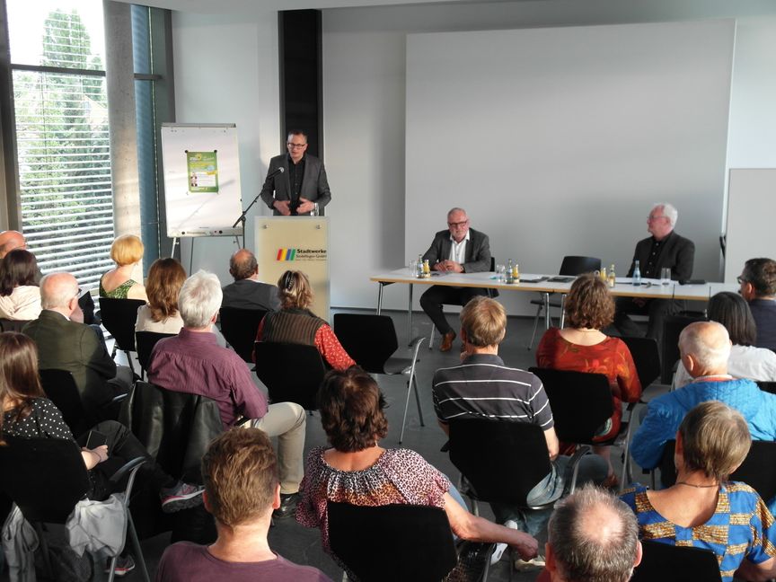 Unter dem Titel "Energieversorgung der Zukunft" haben Dr. Karl Peter Hoffmann (Geschäftsführer der Stadtwerke Sindelfingen, am Tisch, Mitte), Andreas Schwarz (Vorsitzender der Grünen-Fraktion im baden-württembergischen Landtag, links am Pult, stehend) und Hans-Jörg Zürn (Verlagsleiter und Chefredakteur der SZ/BZ, rechts) Klimaschutz-Maßnahmen in Bund, Land, der Region und den Kommunen diskutiert. Bild: Staber