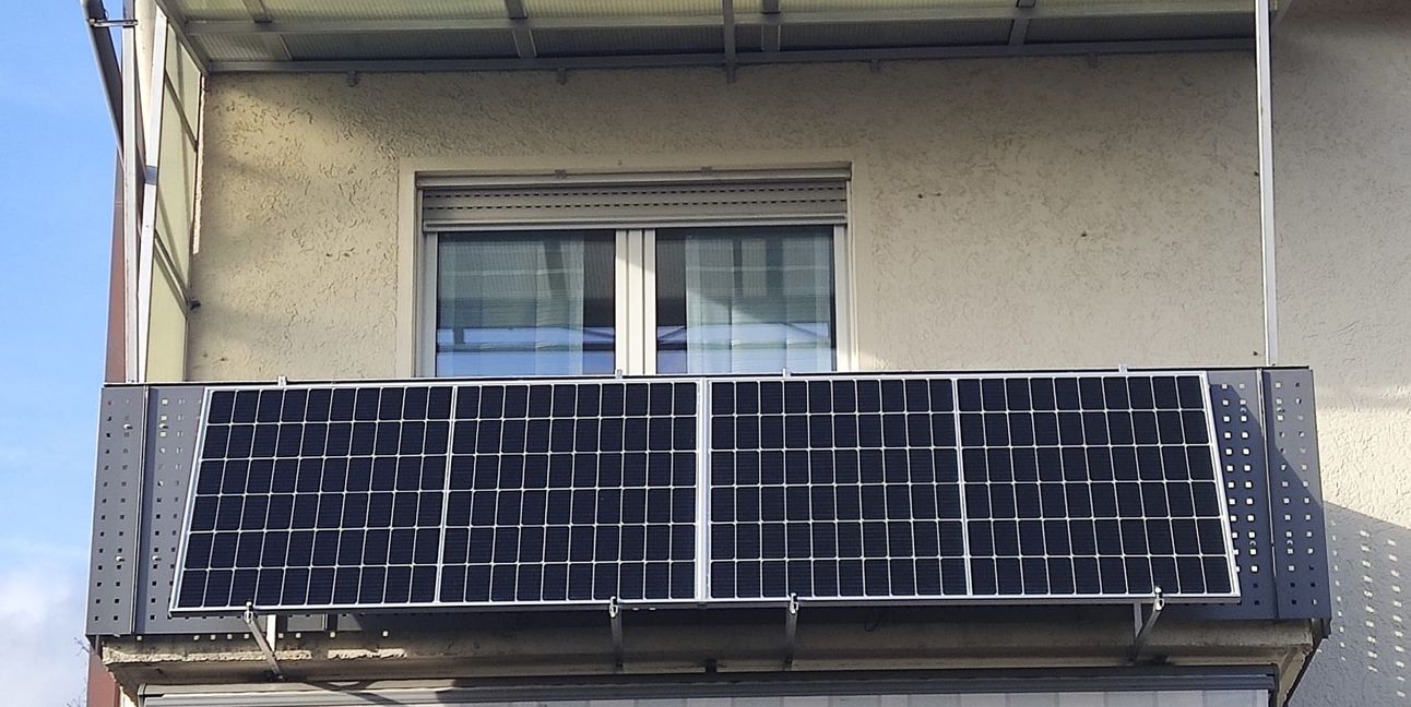 Bei sogenannten Balkonkraftwerken handelt es sich um genehmigungsfreie, steckerfertige Photovoltaik-Anlagen.