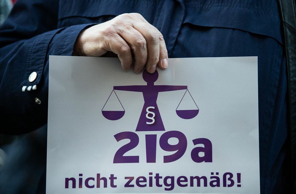 Immer wieder gab es in Deutschland Demonstrationen für die Streichung des §219 aus dem Strafgesetzbuch
 Foto: dpa     /Silas Stein