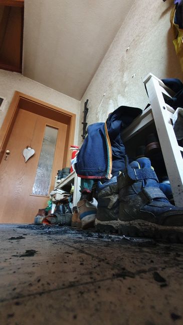 Der Ruß breitet sich auch im Flur des Erdgeschosses aus.     Bild: Wegner