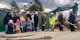 Der Kindergartenbau in Dachtel hat begonnen. Beim Spatenstich hinter den Kindern (von links): Die Erzieherinnen Tina Wacker und Susanne Pahl, Oberbauleiter Frank Wagner von der Baufirma Brodbeck aus Metzingen, Gesamtkinderleiterin Tanja Breitling, Architekt Christoph Simon, Dachtels Ortsvorsteher Ulrich Eisenhardt, Bürgermeisterin Helena Österle, Bauamtsleiter Ulrich Dürr, Laura Oestringer vom Architekturbüro Simon sowie Bereichsleiter Jochen Hartmann von der Baufirma Brodbeck.