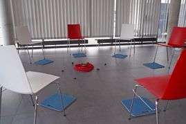 Gemeinsam im Stuhlkreis sitzend wird man zusammen fit.