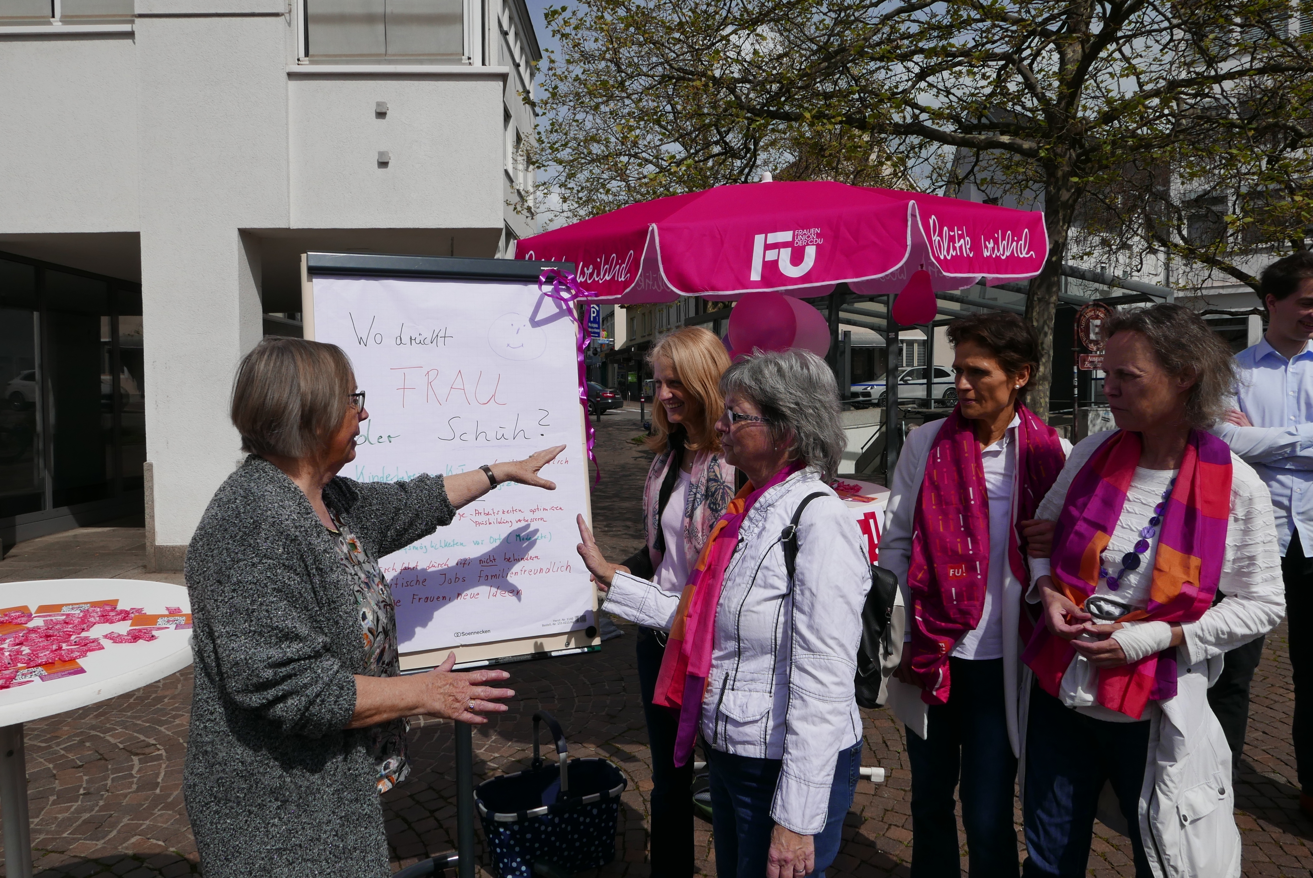 Lebhafte Diskussionen am Stand der Frauen Union auf dem Sindelfinger Marktplatz. Bild: Jung