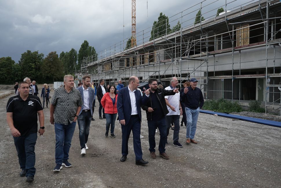 Baustellenbesichtigung Sindelfingens Oberbürgermeister Dr. Bernd Vöhringer (Mitte) und Fabian Albrecht (rechts neben ihm) erklären den Baufortschritt. Bild: Heiden