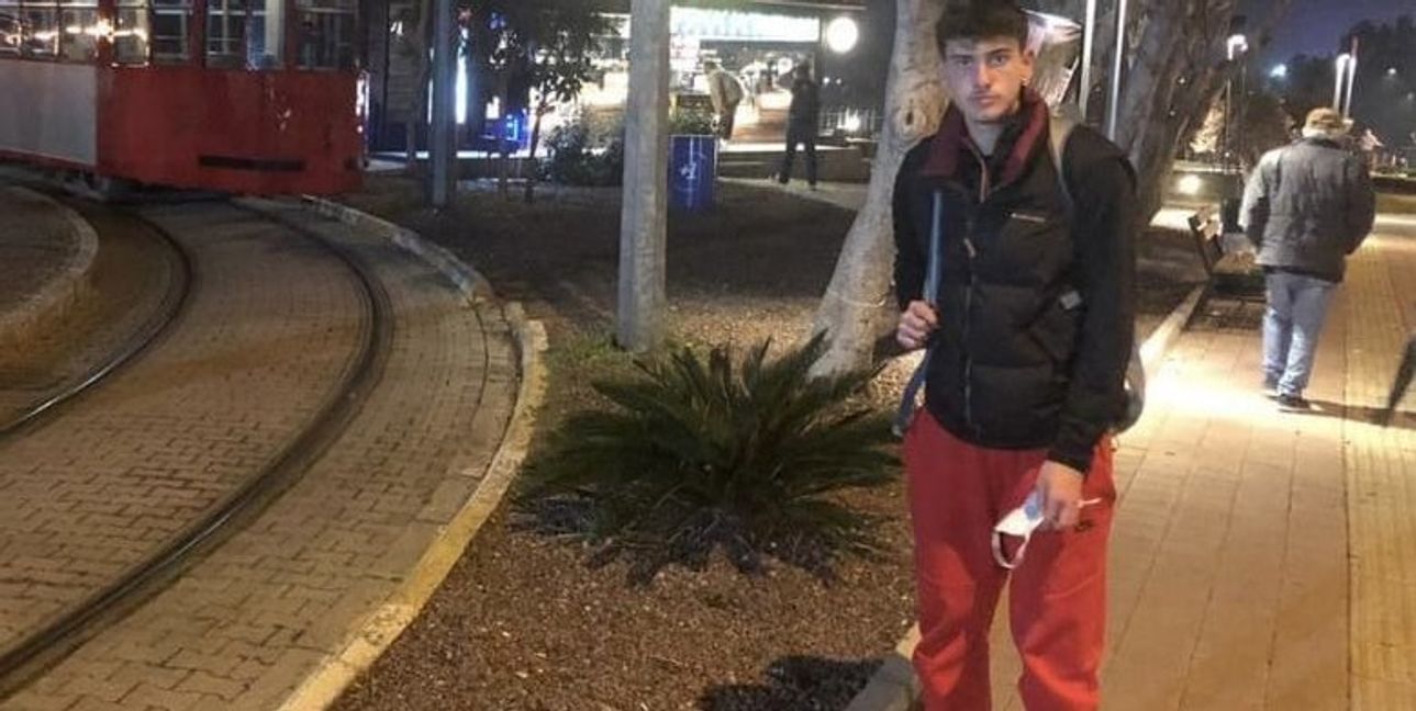 Toros Yakincam in der Nacht auf dem Weg vom Hotel zum Tennisplatz. Der späte Einsatz hat sich gelohnt. Bild: z