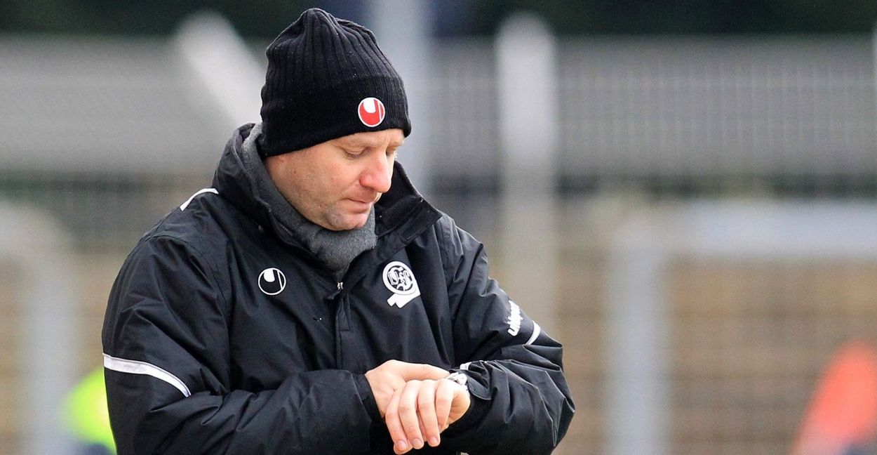 Niko Koutroubis schaut auf die Uhr. Nur noch 90 Minuten plus Nachspielzeit und dann beginnt die Winterpause in der Verbandsliga.  Bild: Eibner