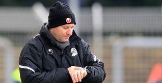 Niko Koutroubis schaut auf die Uhr. Nur noch 90 Minuten plus Nachspielzeit und dann beginnt die Winterpause in der Verbandsliga.  Bild: Eibner