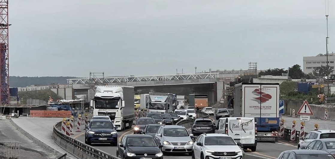 Die provisorische Brücke über die Autobahn verbindet Sindelfingen und Böblingen, solange an der neuen Brücke gebaut wird.