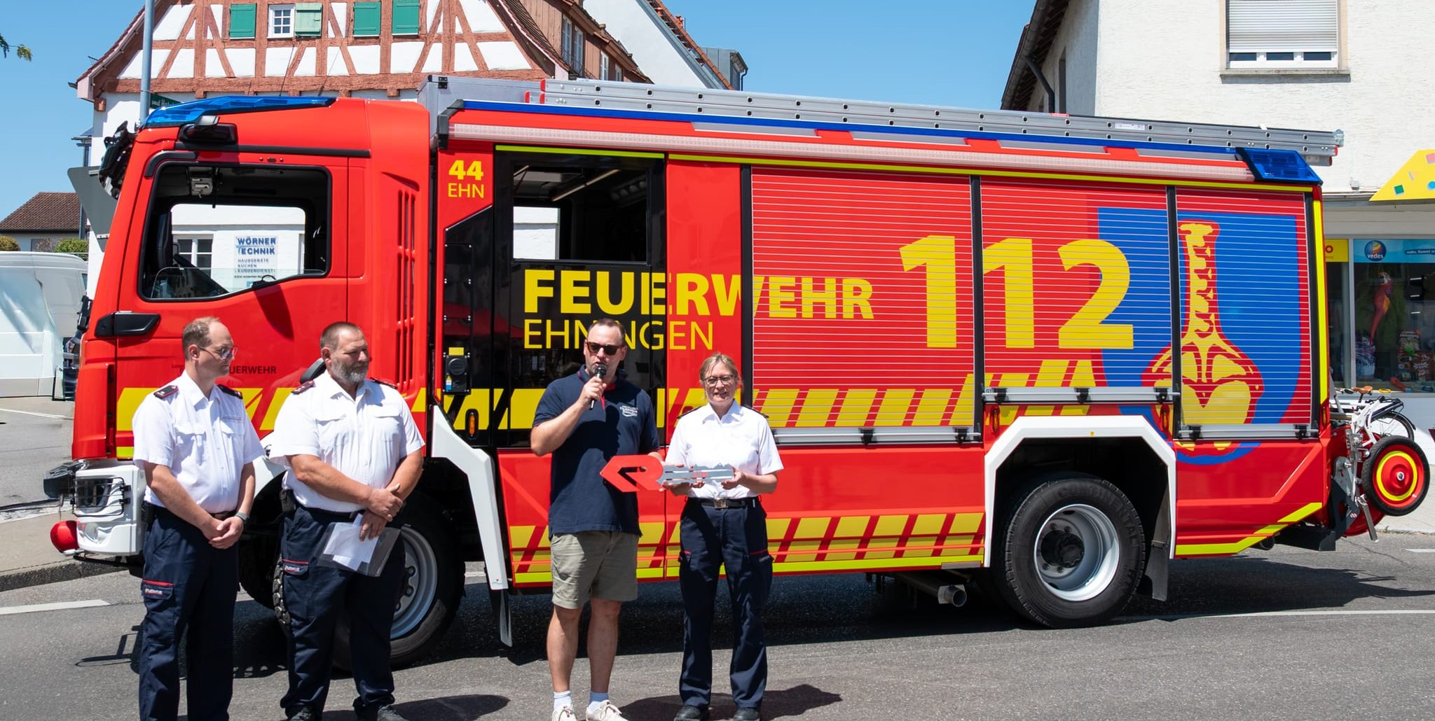 Die beiden stellvertretenden Kommandanten Philipp Matzka, Martin Böhringer bei der Fahrzeugübergabe mit Bürgermeister Lukas Rosengrün und Kommandantin Astrid Schimmer