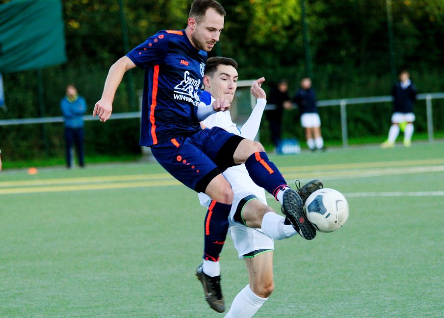 Obenauf: Fabian Schneider (links) und der TV Darmsheim siegen bei Joshua Mack und dem TSV Schönaich mit 2:0. Bild: photostampe