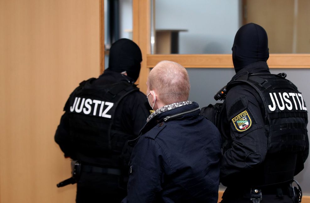 Der Attentäter von Halle wird in den Gerichtssaal geführt.