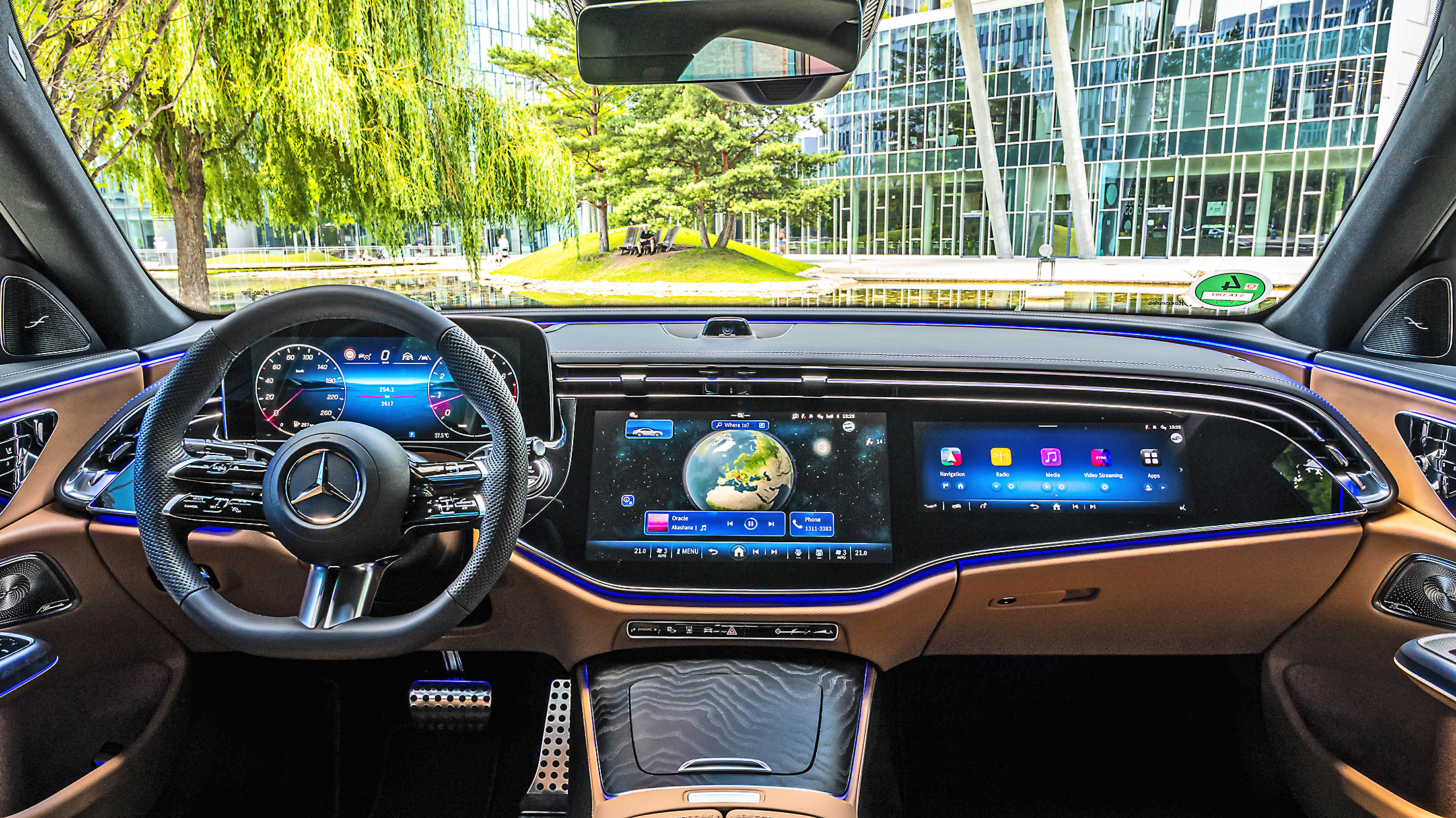 Das Innenleben der neuen E-Klasse: Das Cockpit sorgt für digitale Erlebnisse.    Bild: z