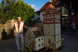 Manfred Beuttler und sein Modell der Maichinger Laurentiuskirche.