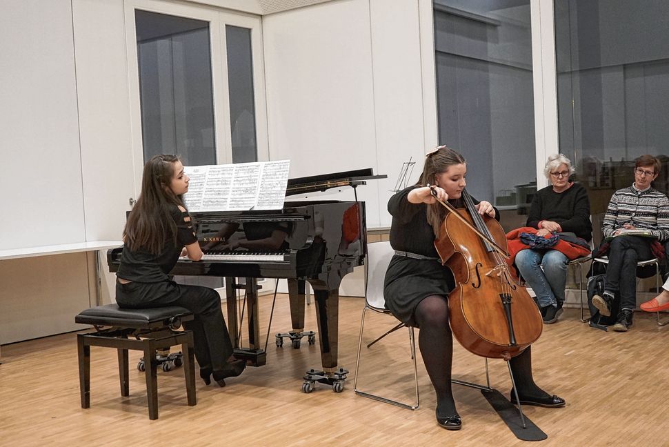 Elina Singer am Cello und Arina Kinzikieieva am Flügel spielten im Treff am See beim Abend über jüdisches Leben.