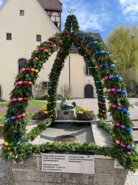 Der Osterbrunnen vor der Laurentiuskirche in Maichingen.