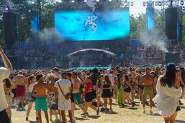 Tausende Besucher feierten beim WET Open Air im Sindelfinger Badezentrum.