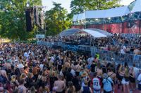 Tausende Besucher feierten beim WET Open Air im Sindelfinger Badezentrum.
