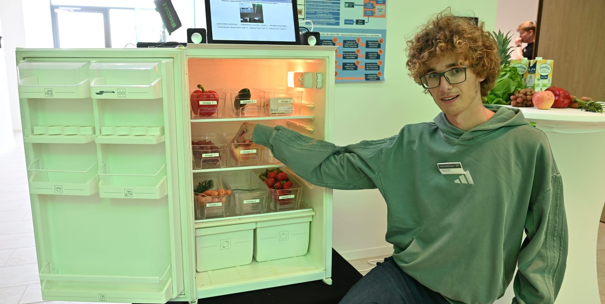Der 17-jährige Fabian Then aus Lehenweiler und sein Kühlschrank, der ihm sagt, was in welches Fach gehört, aber auch Rezeptvorschläge anbietet, um die Lebensmittel zu verbrauchen, ehe sie verderben. Bilder: Reichert