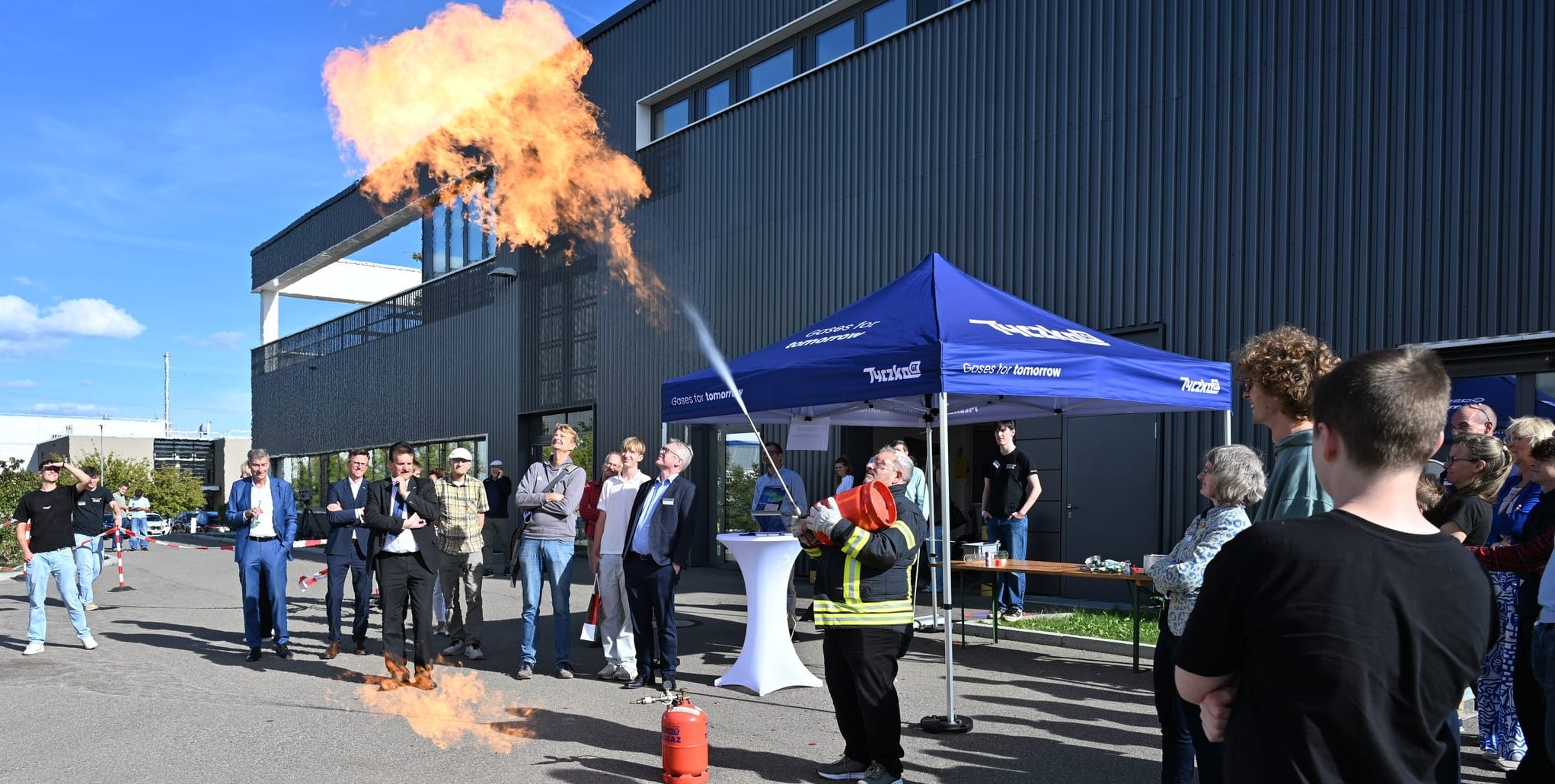 Propangas-Vorführung mit der großen Flamme aus der falsch gehaltenen Gasflasche.