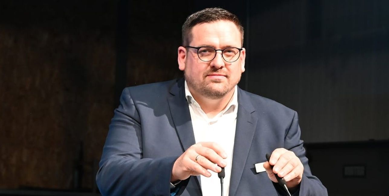 Felix Rapp spricht hier beim Sindelfinger Wirtschaftspreis.Bild: Nüßle/A