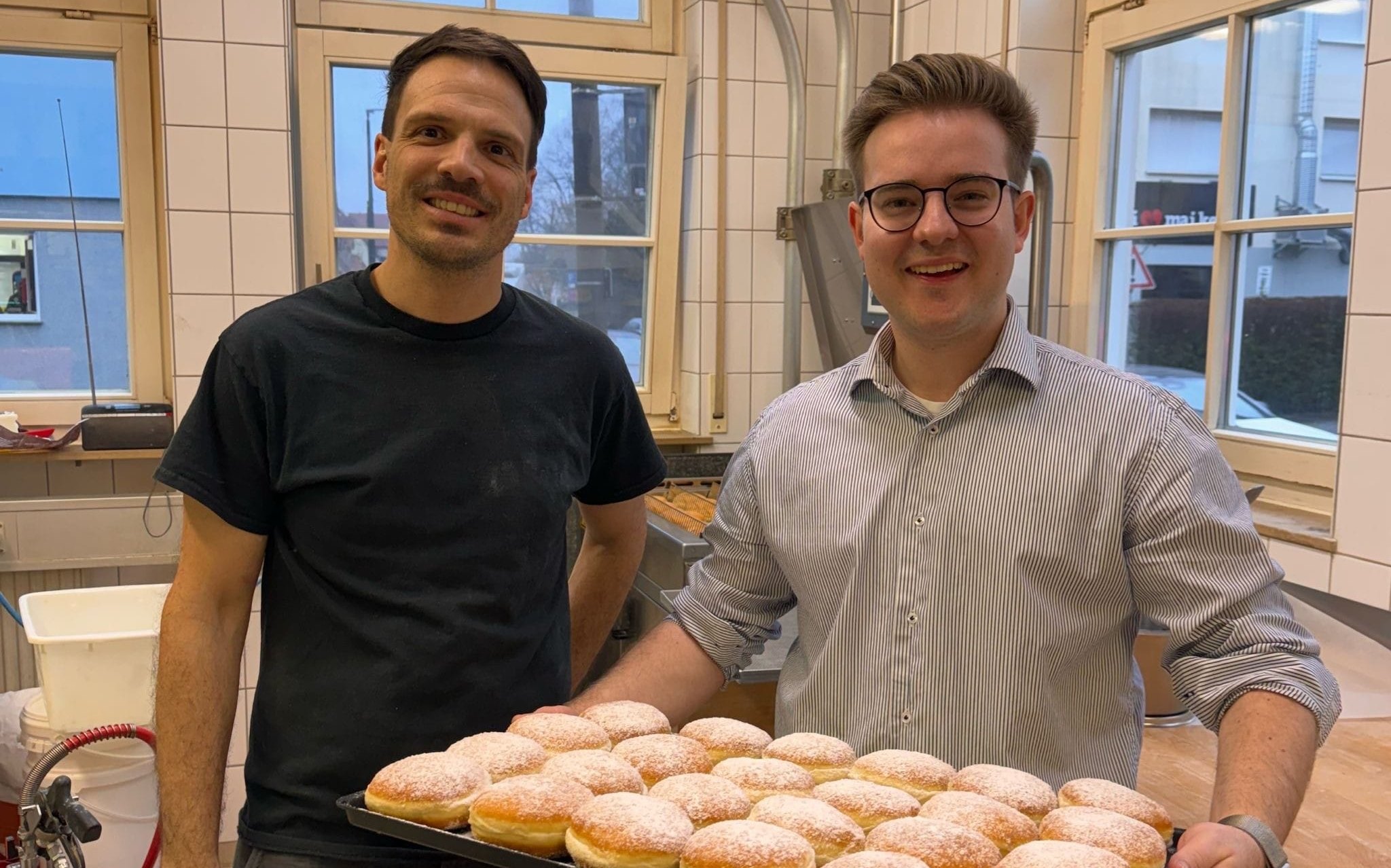 Max Reinhardt (rechts) beim Unternehmensbesuch beim Maichinger Bäckermeister Andreas Frank.Bild: z