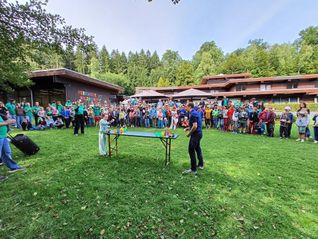 Oberbürgermeister Dr. Stefan Belz spielte mit den Kindern im AWO-Waldheim um die Wette. Bild: Elbers